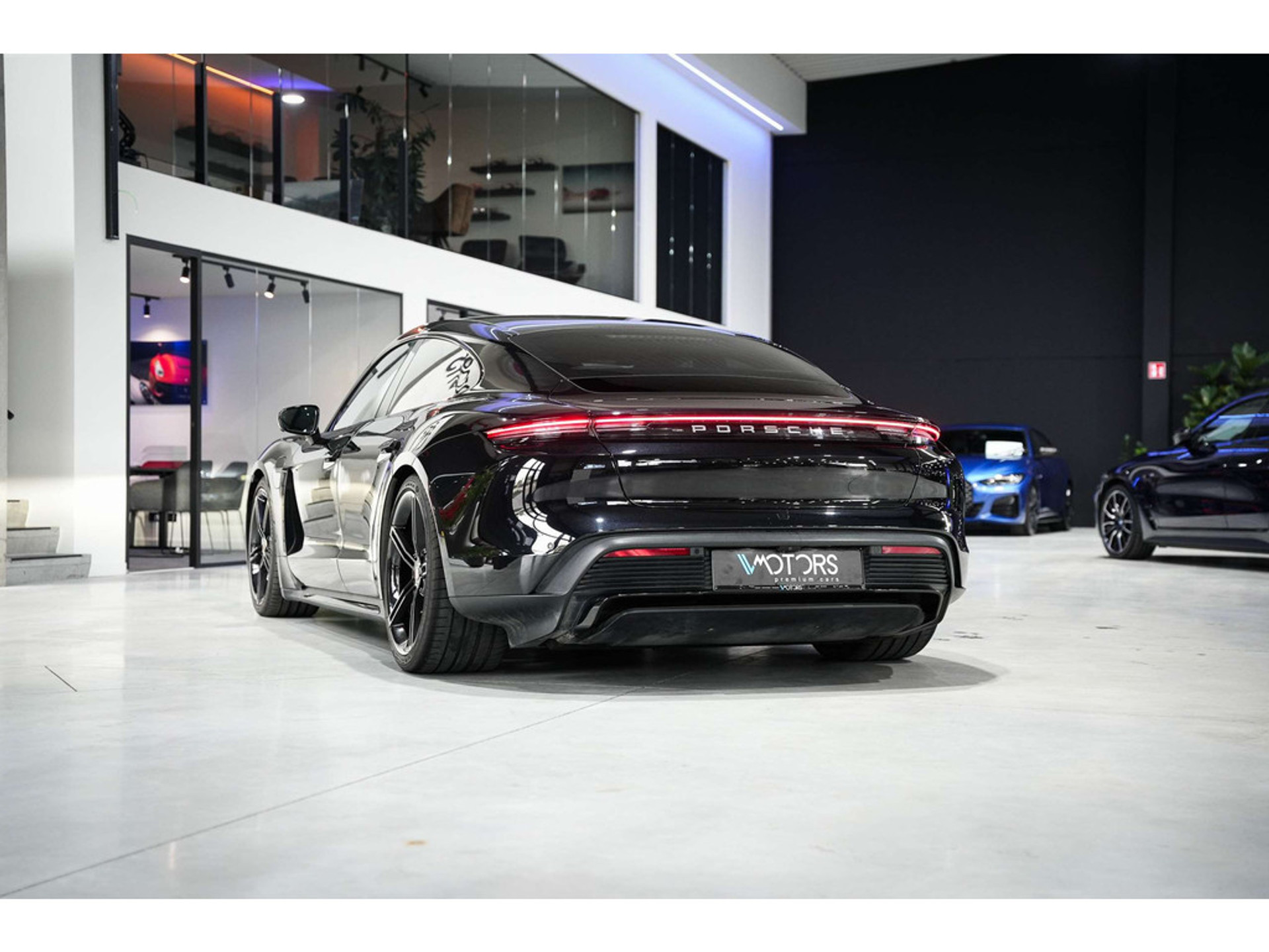 45221560-5.jpg
