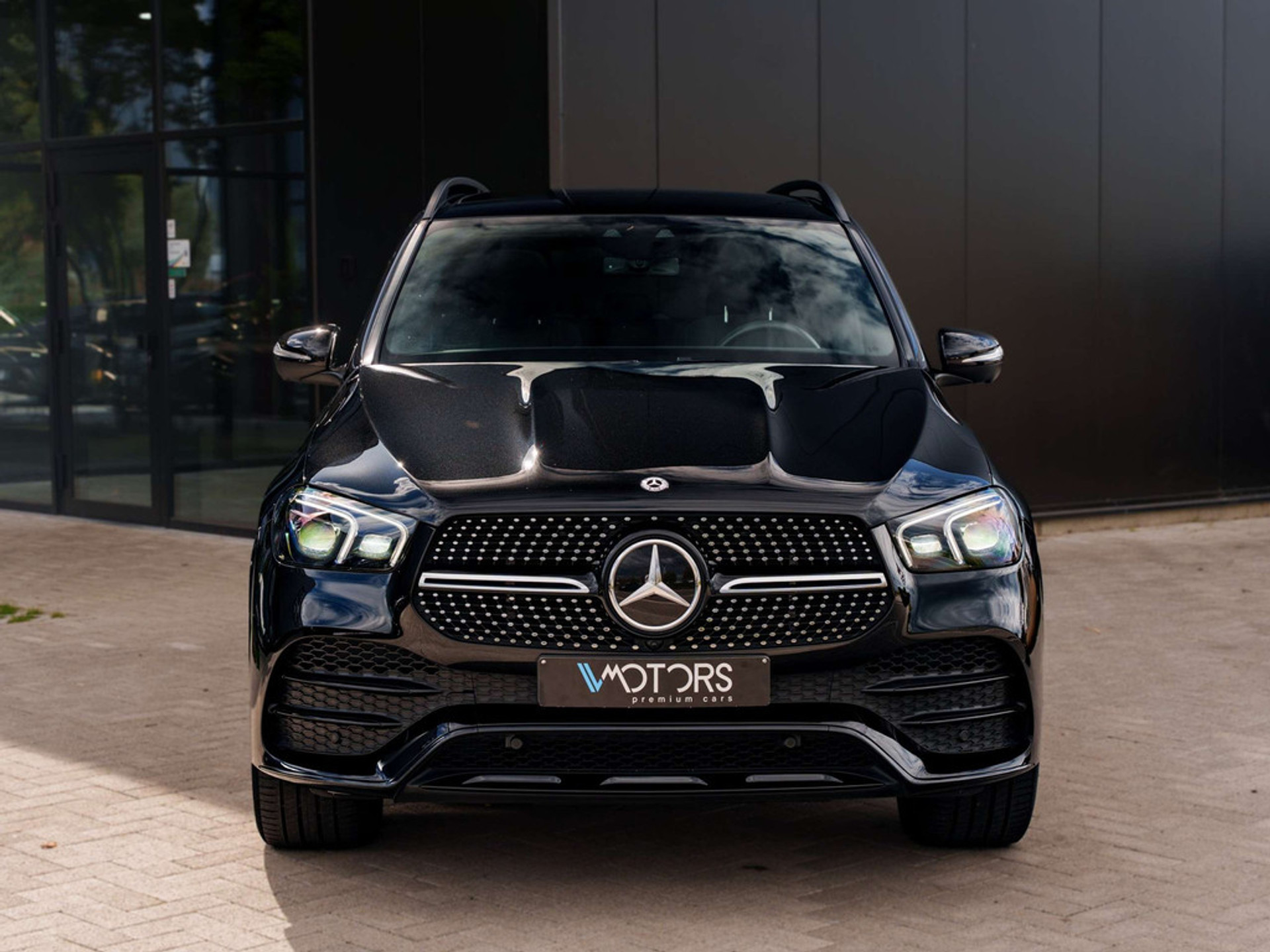 47681600-5.jpg