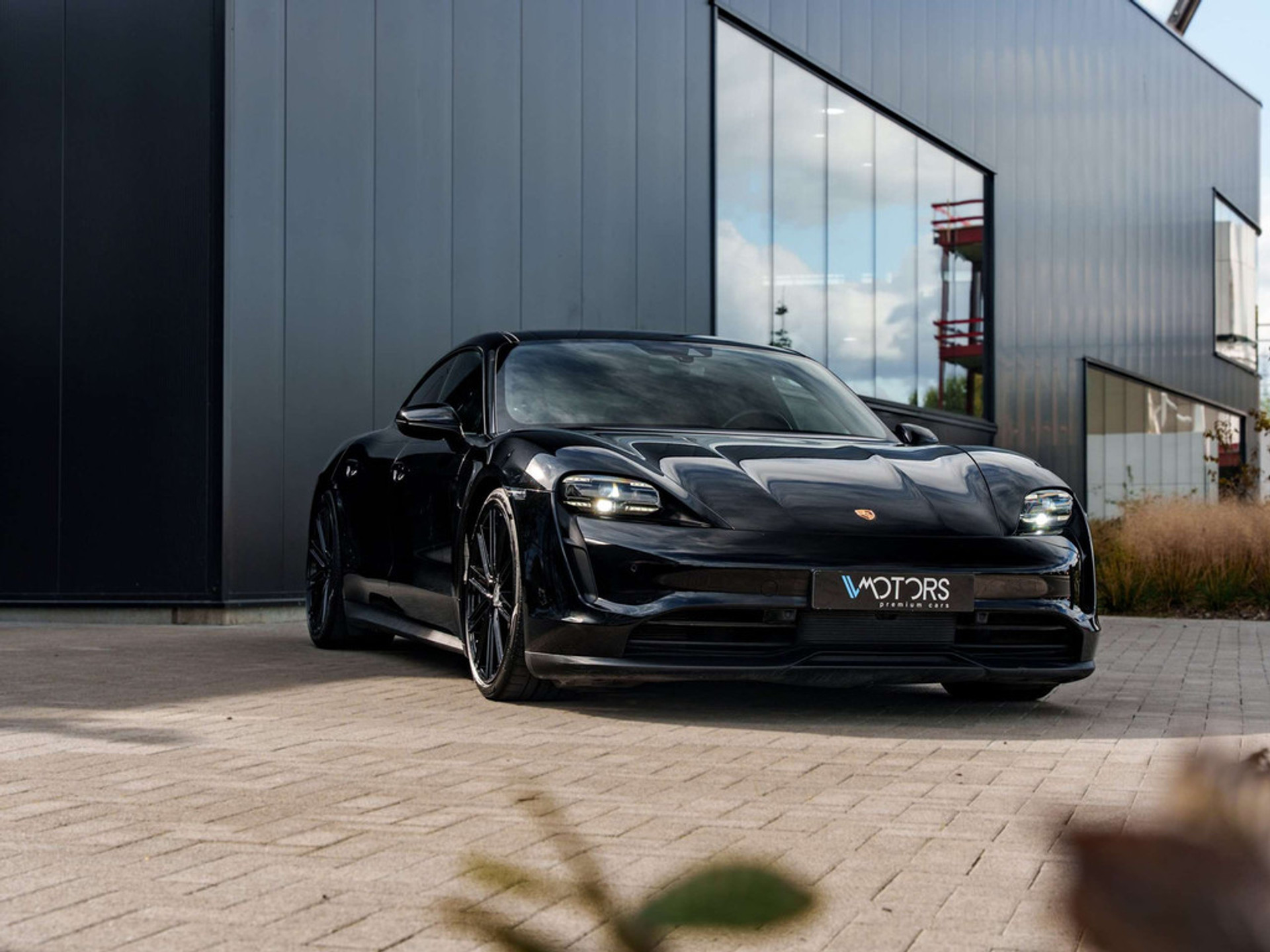 47837535-5.jpg