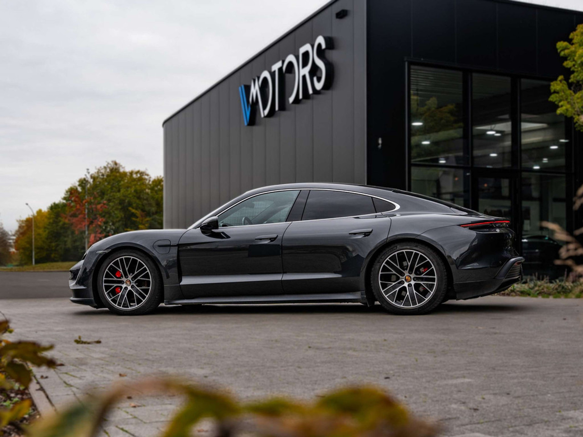 48493892-2.jpg