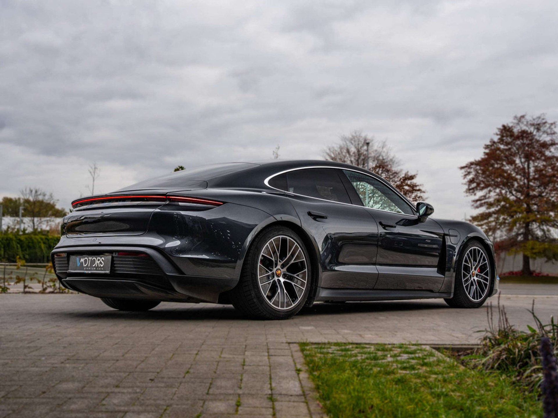 48493892-4.jpg