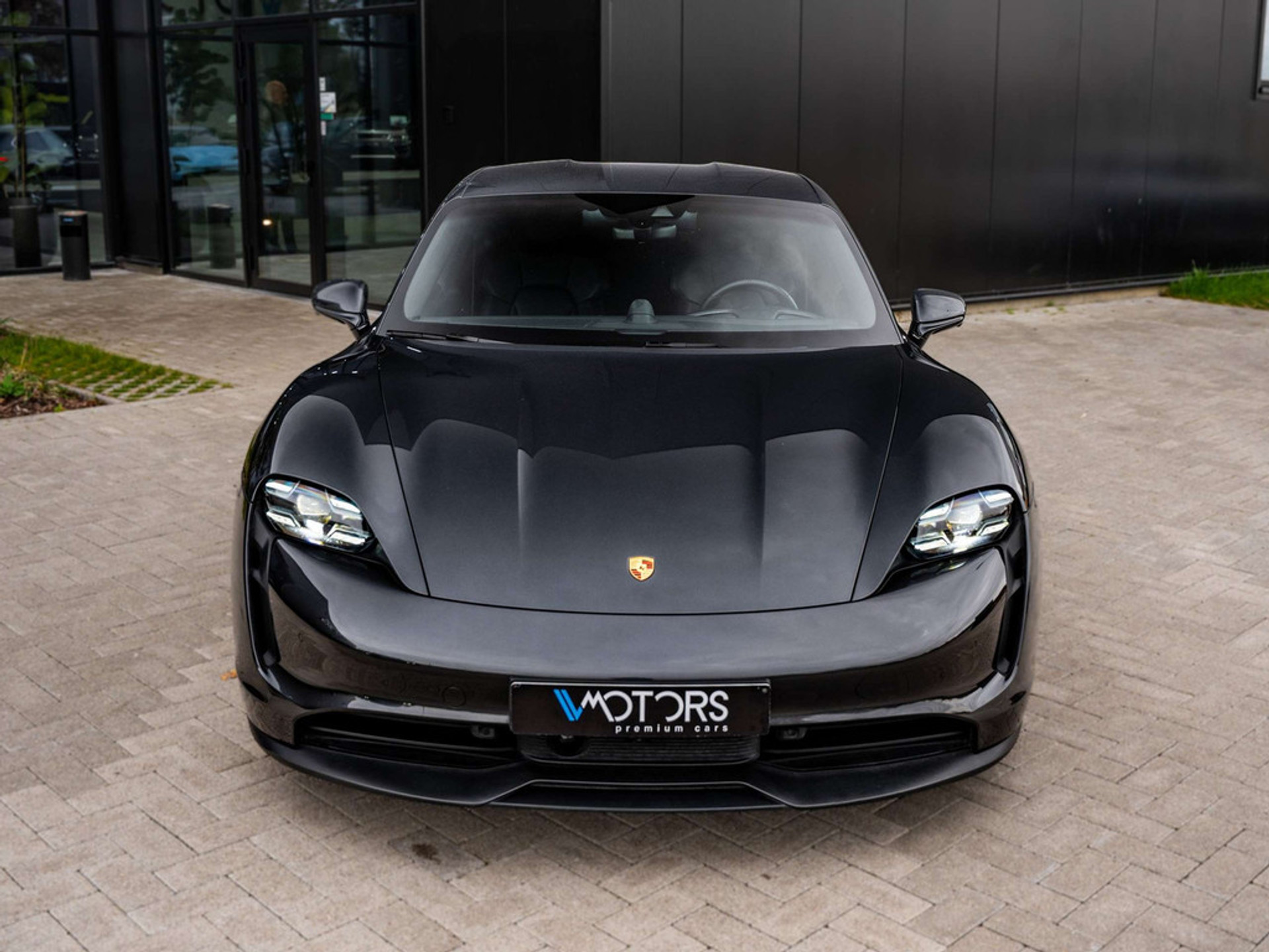 48493892-6.jpg